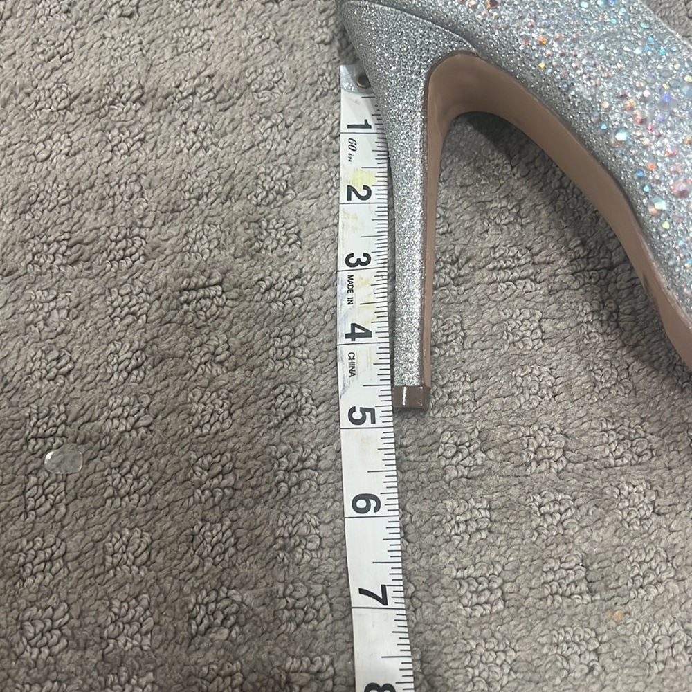 Silver Heels - Picture 3 of 3